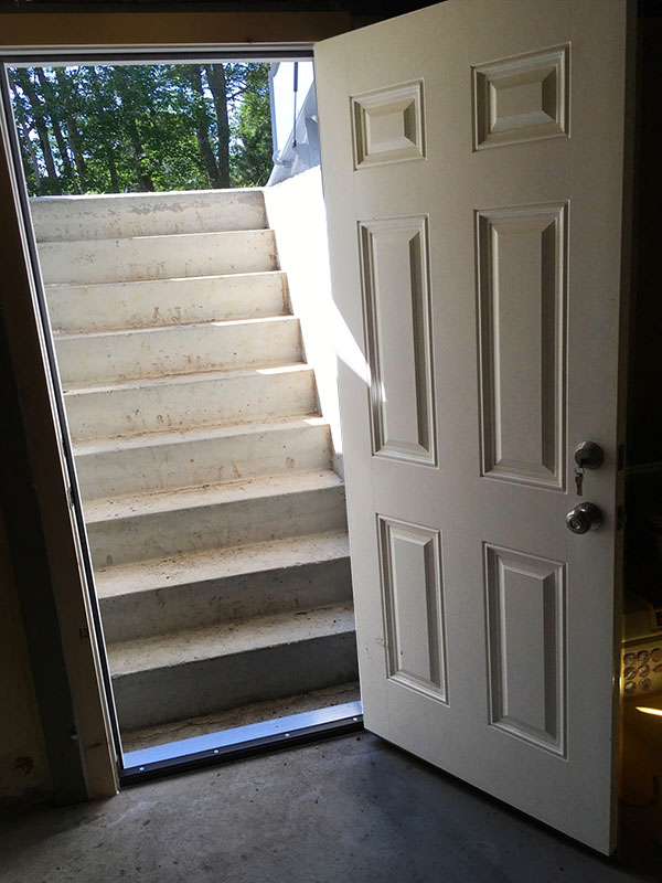 How to Secure a Bulkhead Door